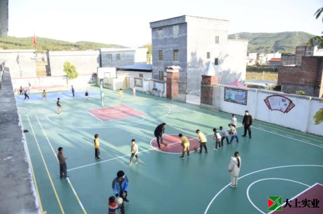 學(xué)校塑膠運動場建設(shè)完成
