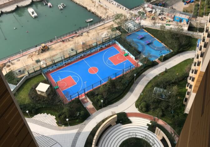 華潤威海灣九里，小區(qū)自帶海景籃球場