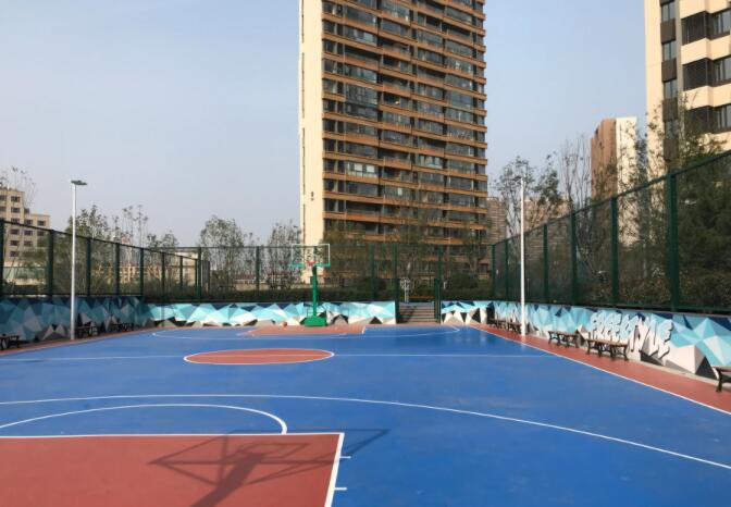 華潤威海灣九里，小區(qū)自帶海景籃球場